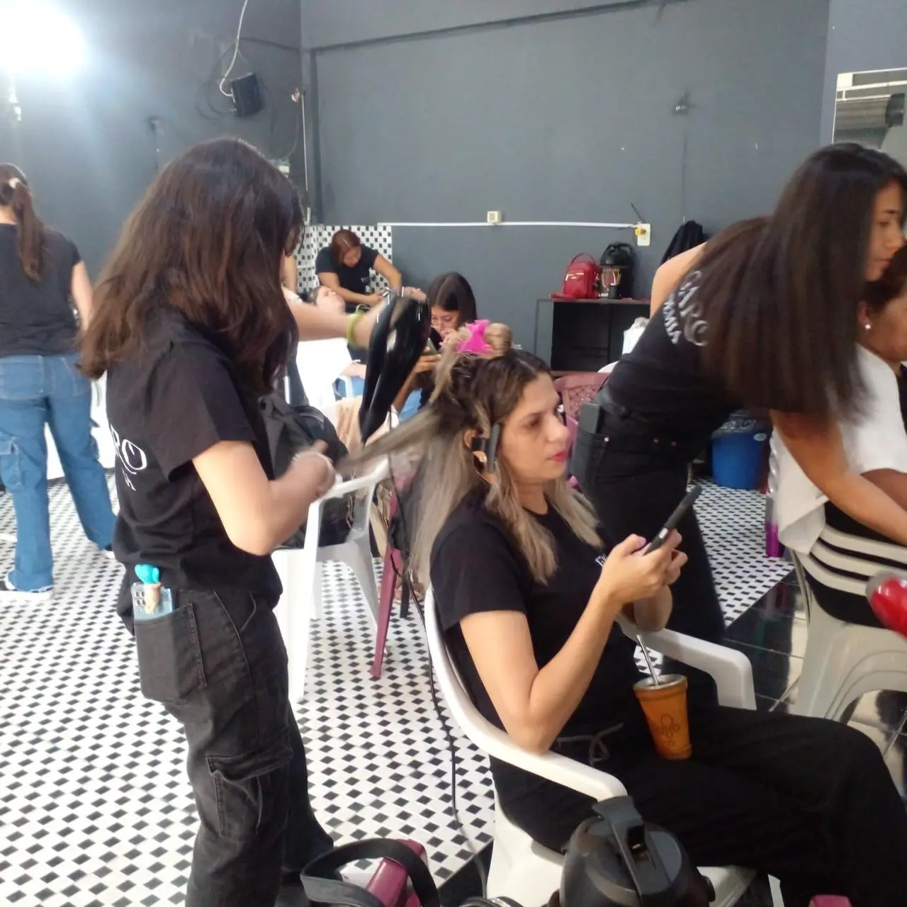 Alumnas practicando peluquería